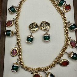 CHANEL - VINTAGE 1971/81 GRIPOIX GREEN / RED CHARM CHOCKER NECKLACE AND EARRINGS SET