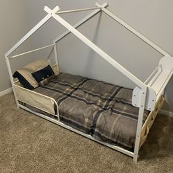 Child castle twin bed (frame only)