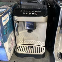 De'Longhi Magnifica Evo coffee machine
