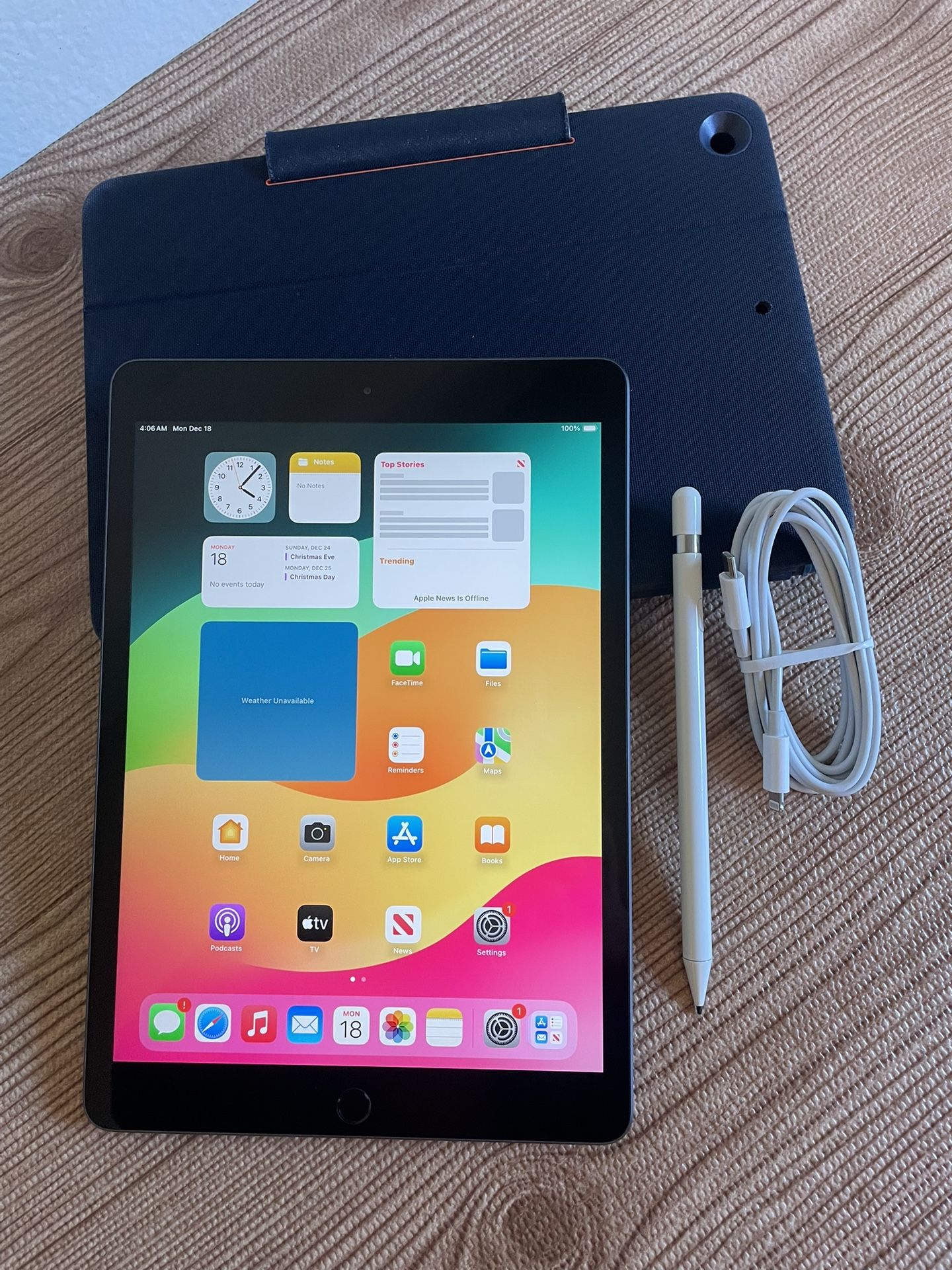 Apple iPad 7th Generation 128GB With Logitech Keyboard and Penci