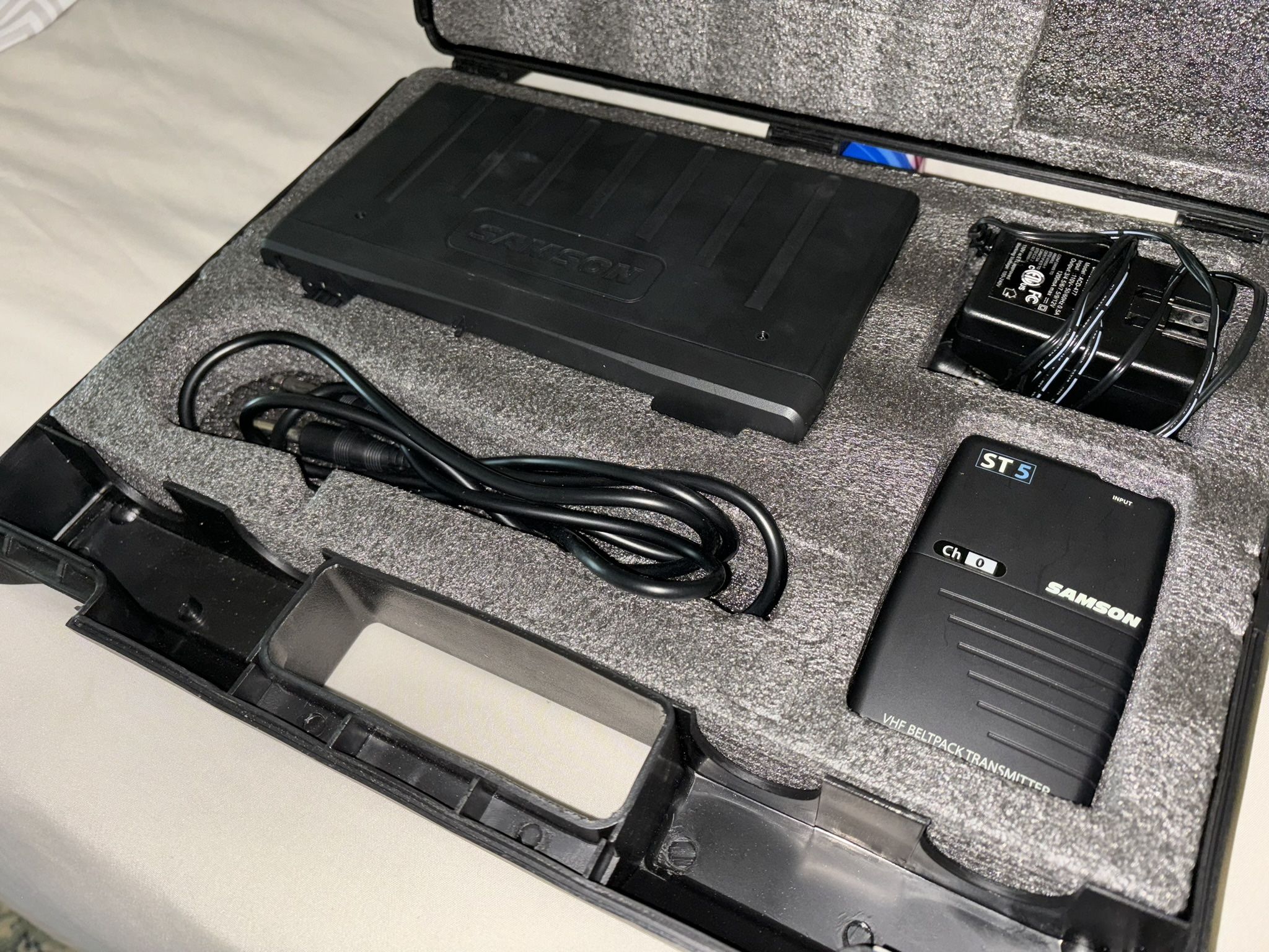 Samson Stage 5 SR5 VHF Wireless Receiver System with (2) New Lavalier Clip-On Lapel Microphones