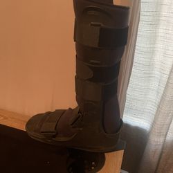 Medical walking boot