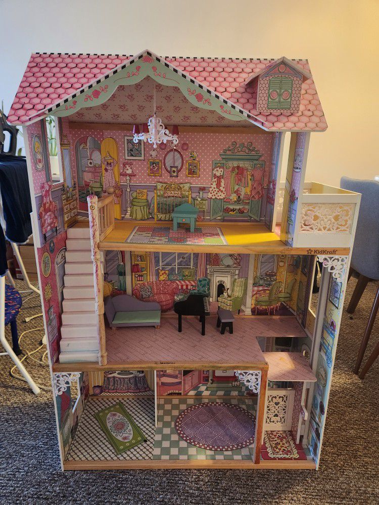 WOODEN DOLL HOUSE 