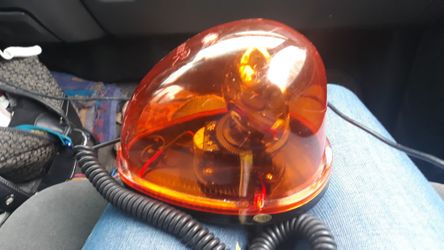 Magnetic automobile strobe light plugs into cigarette lighter