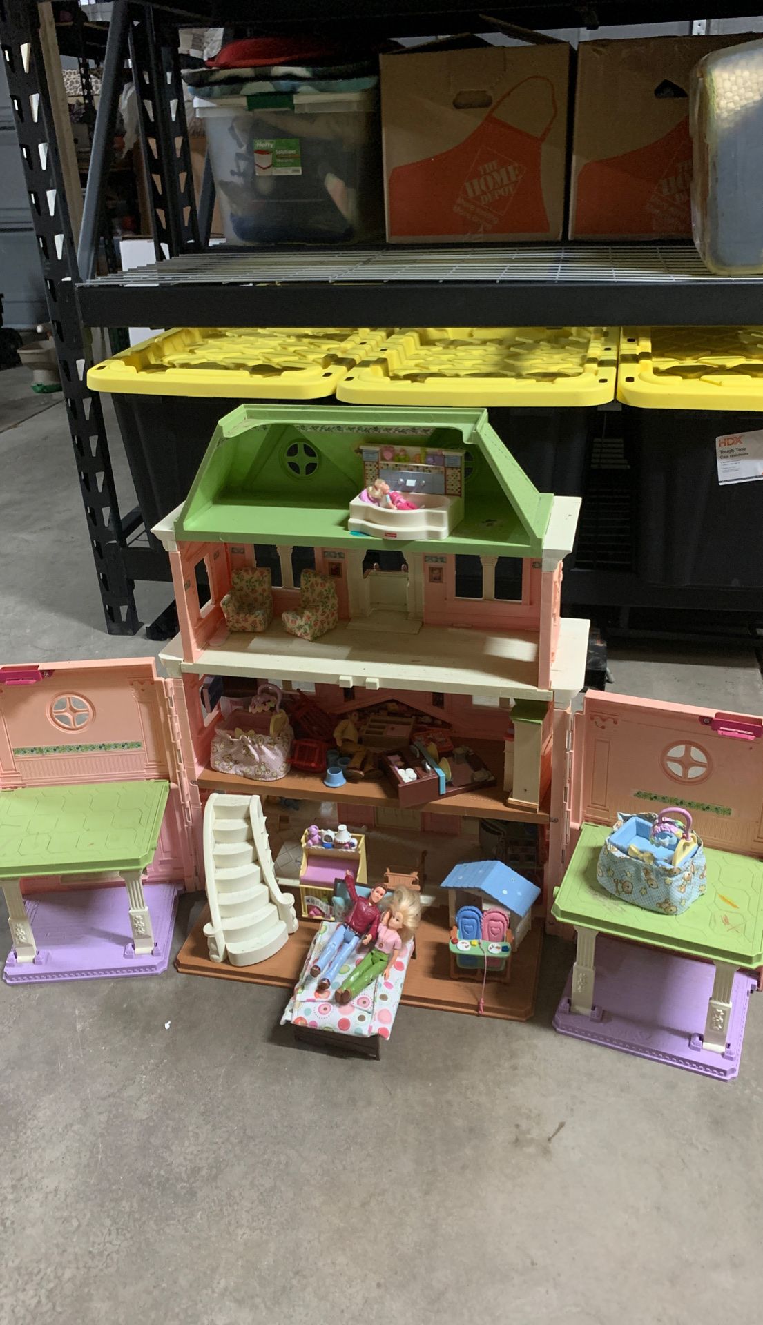 Used. Kids play house, doll house and 20+ accessories