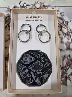 Steve Madden earrings in trinket tray $5