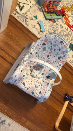 fisher price baby rocker  with Terrazzo Cover & Toy Bar – Excellent Condition