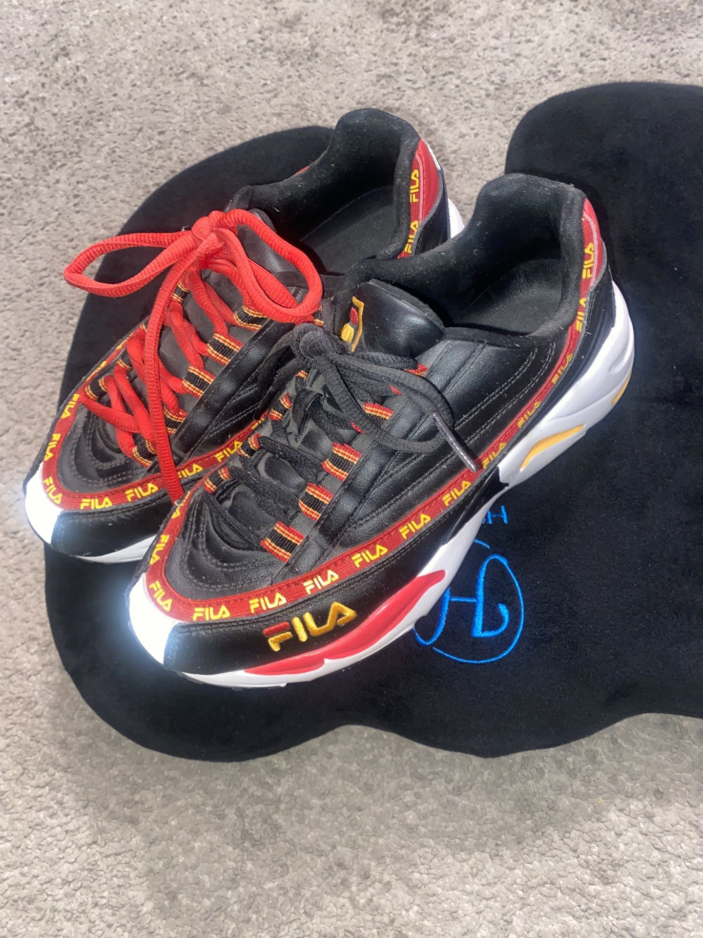 Fila “low top” Sneakers (Size 6 Women’s)