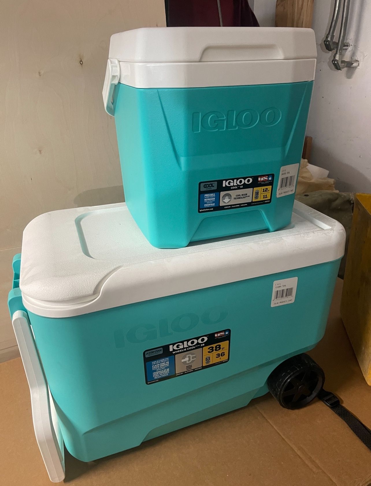 2 Igloo Coolers