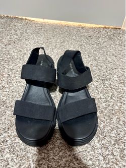 Steven Madden Black leather platform sandals size 7.5