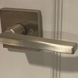 Door Handle With Locks  (bedroom/bathroom)