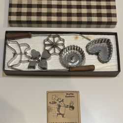 Vintage Waffle Baekers / Waffle Makers Set – In Original Box