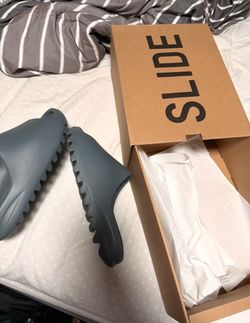 Yeezy slides Size 9