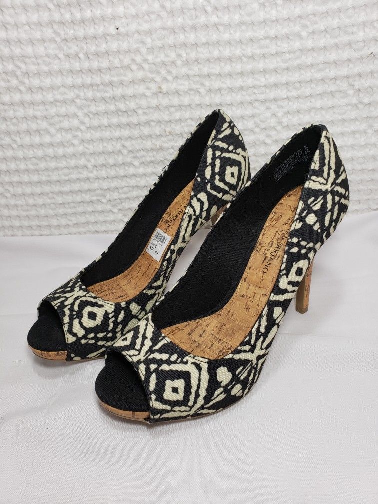 Christian Siriano High heels size 8 black & off white  . 