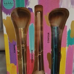 Brand New Nicole Miller Makeup Brushes
