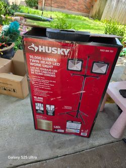 Husky 1000 lumens twin light With Stand New $100 Price FIRM/ Nueva PRECIO FIRME $100