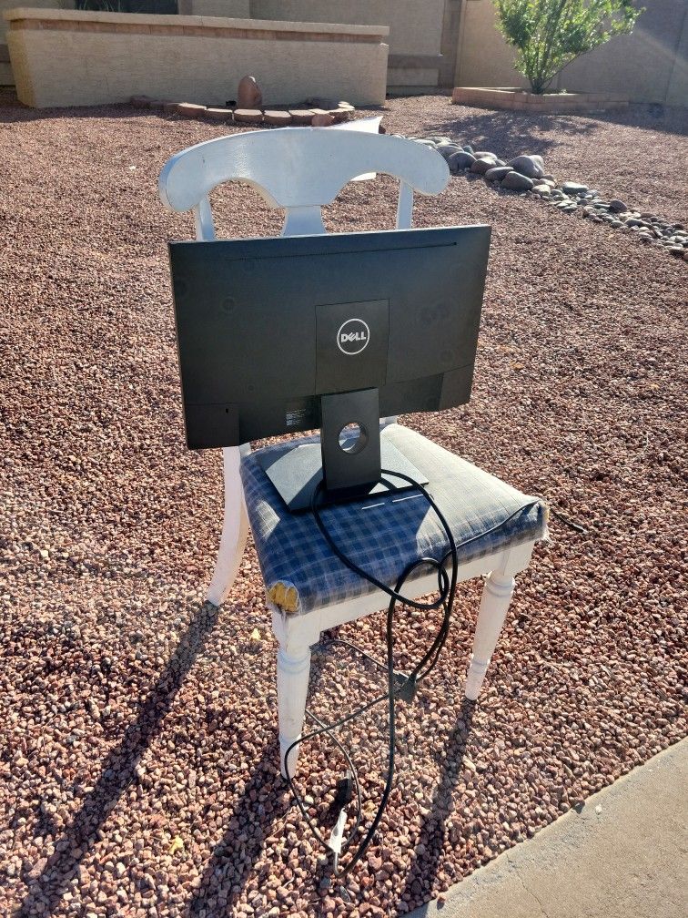 1 WHITE WOODEN CHAIR