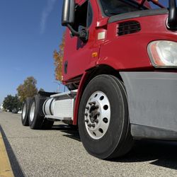 2014 Freightliner Cascadia / DD-13 / only 378K miles &1400 original hours. 