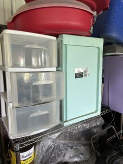 5 piece plastic storage 3 drawers 2 wreathes 77535 Area
