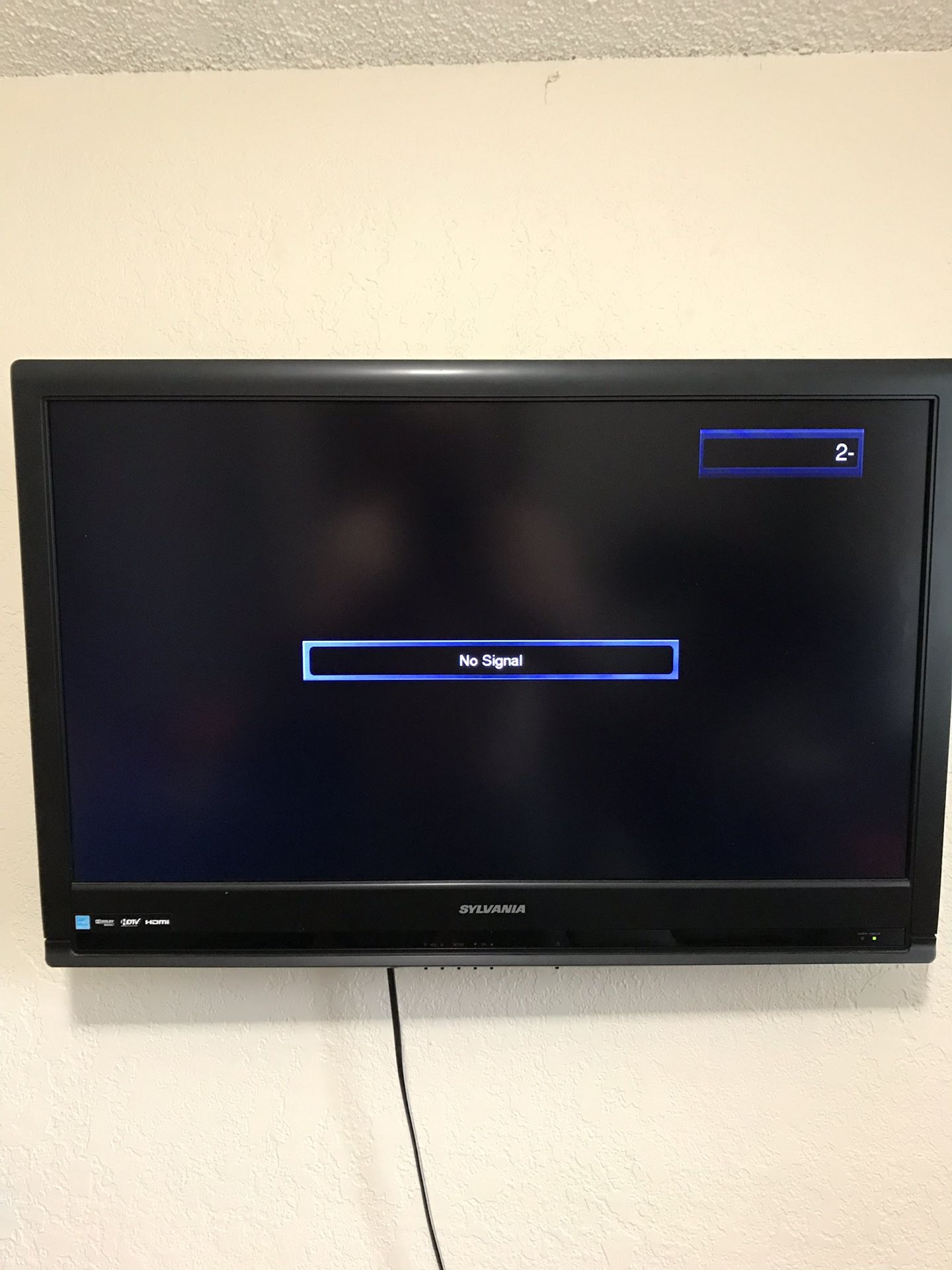 Sylvania TV, remote, stand and wall mounting bracket. Like brand new. 32”
