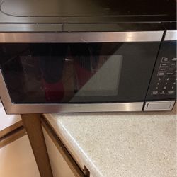 700 Watt Microwave 