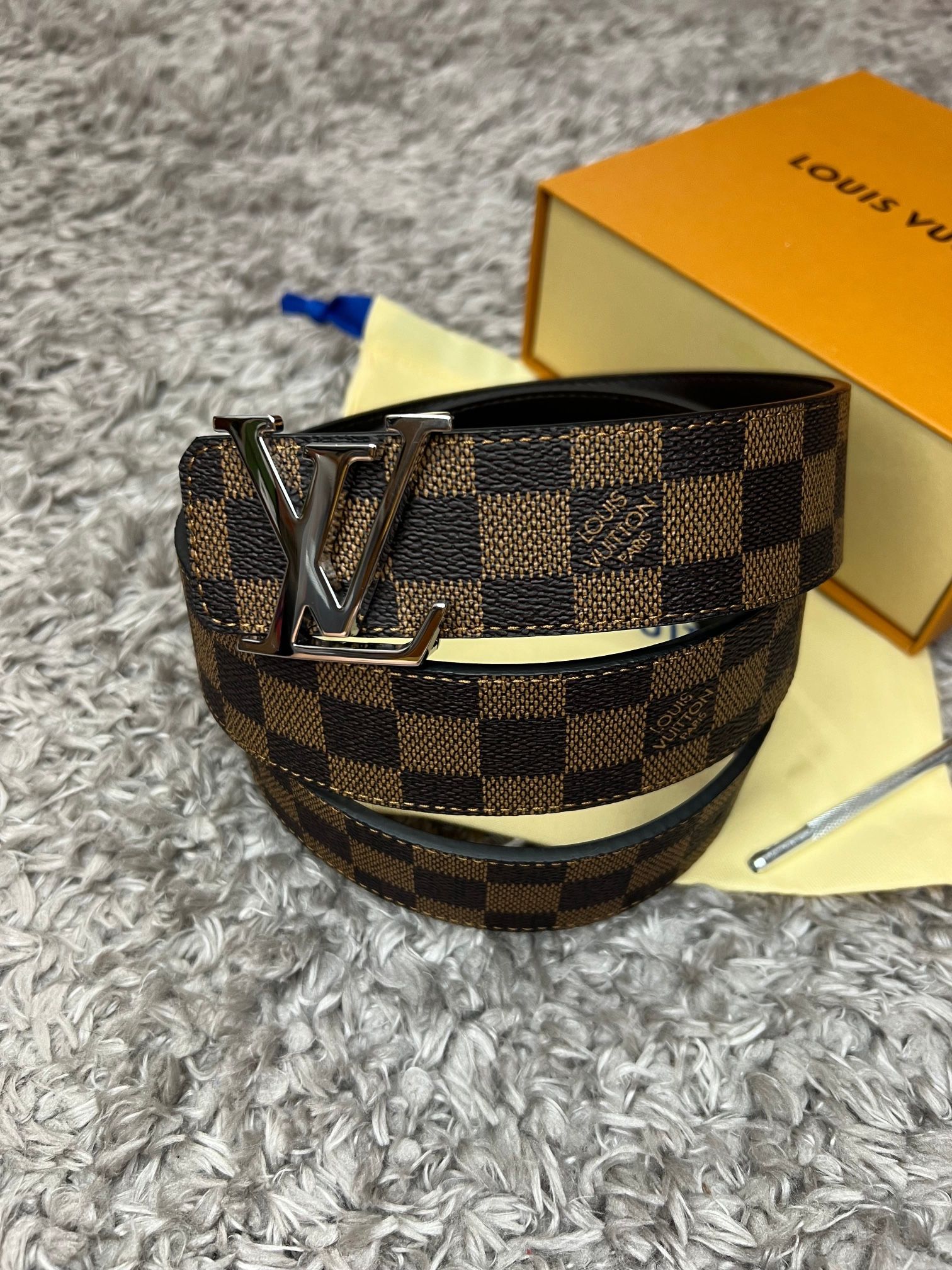 LV cinturon size 110centimeters 44inches