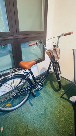 Beach cruiser bike with helmet, tire pump and lock