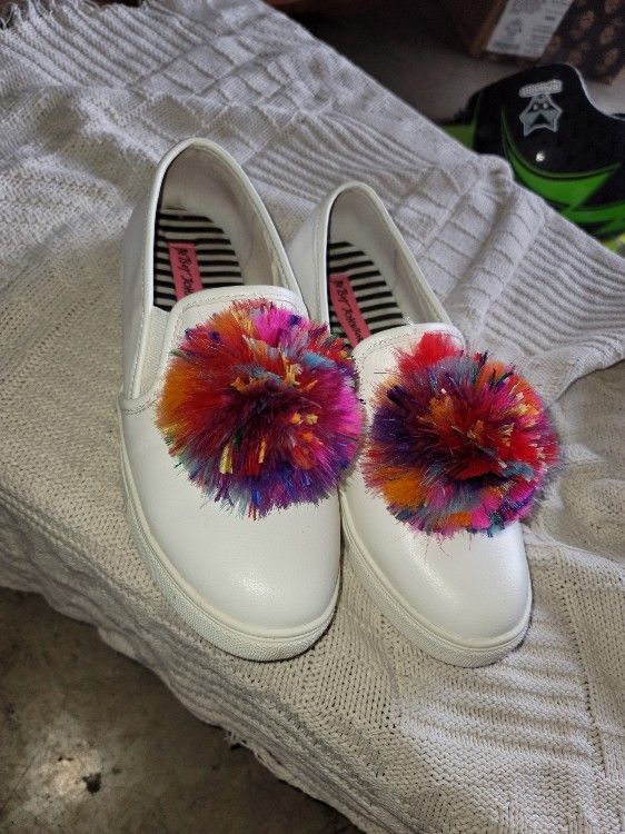 Betsy Johnson Pom Pom Flats 7.5