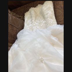 Preowned Wedding Dress Size 4 = $30