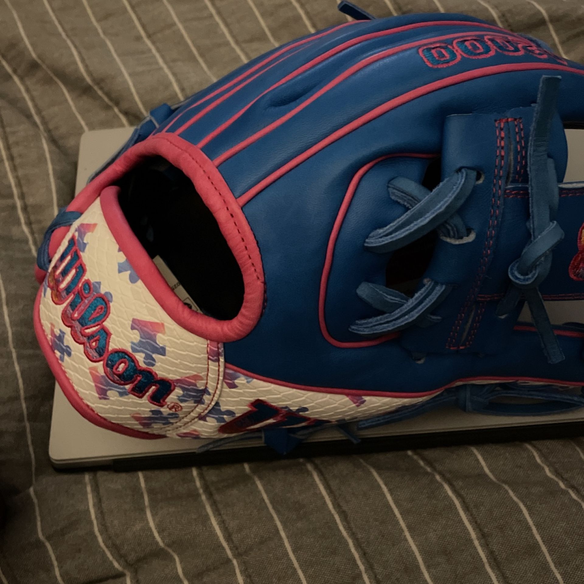 Wilson A2000 11.5 Autism Speaks Glove