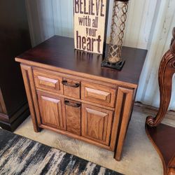 SIDE END TABLE / NIGHTSTAND 