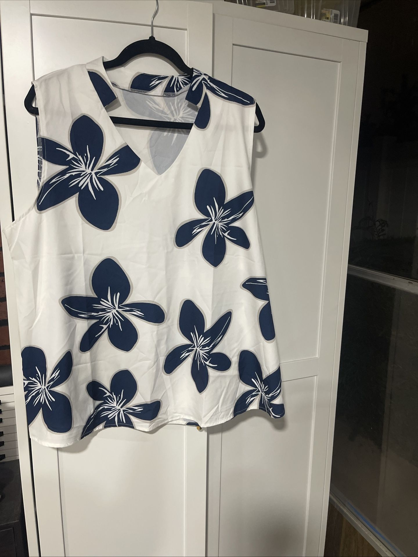Sleeveless Blouse White With Blue Flowers, Size 3XL