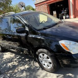 2007 Hyundai Entourage Mini van