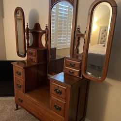 VINTAGE VANITY WITH 3 MIRRORS AND DRAWERS