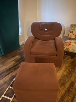 Brown recliner w/ ottoman