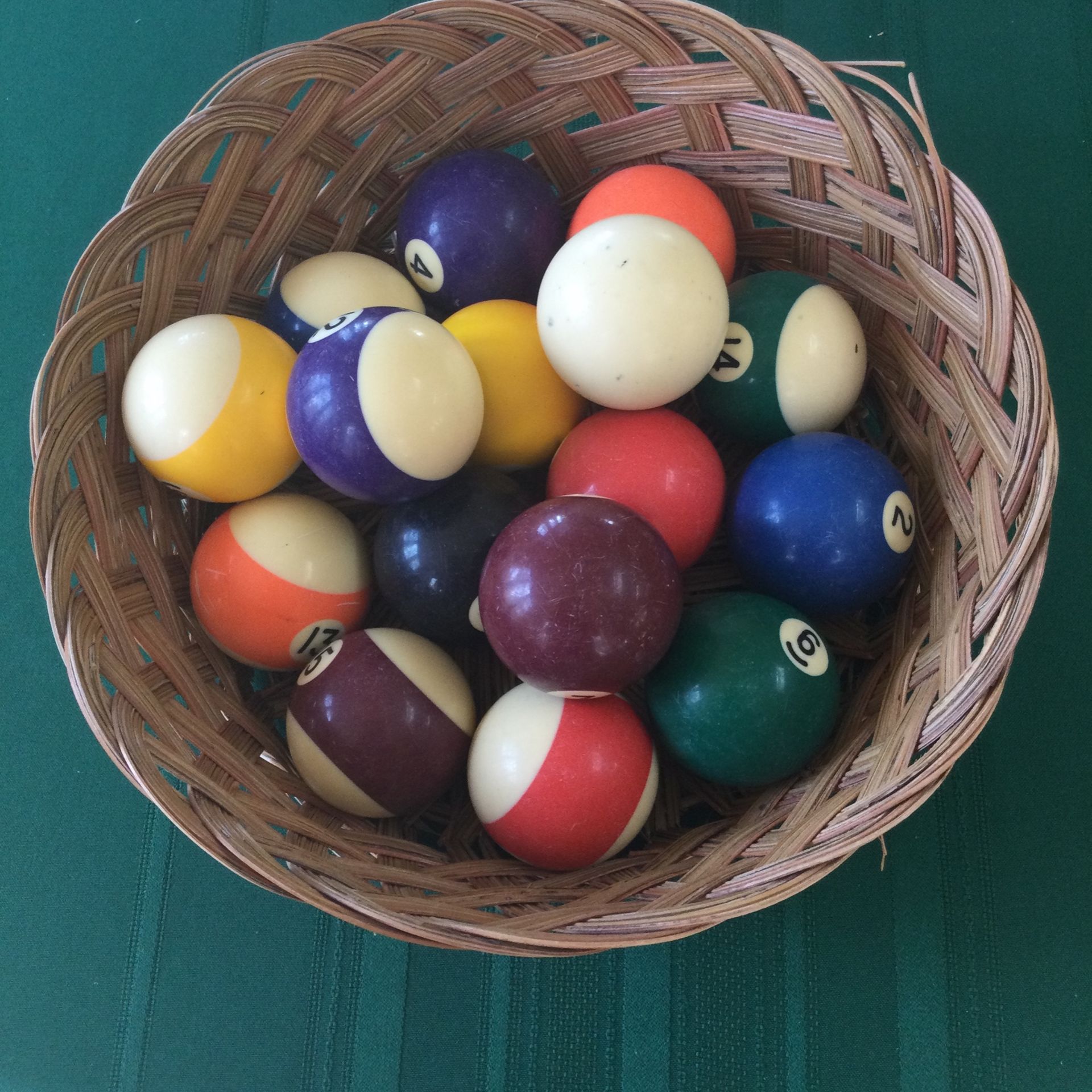 REGULATION SET. POOL TABLE BALLS. INCLUDES CUE BALL.