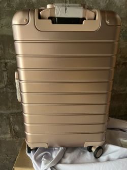 Away bigger carry-on with rechargeable battery 