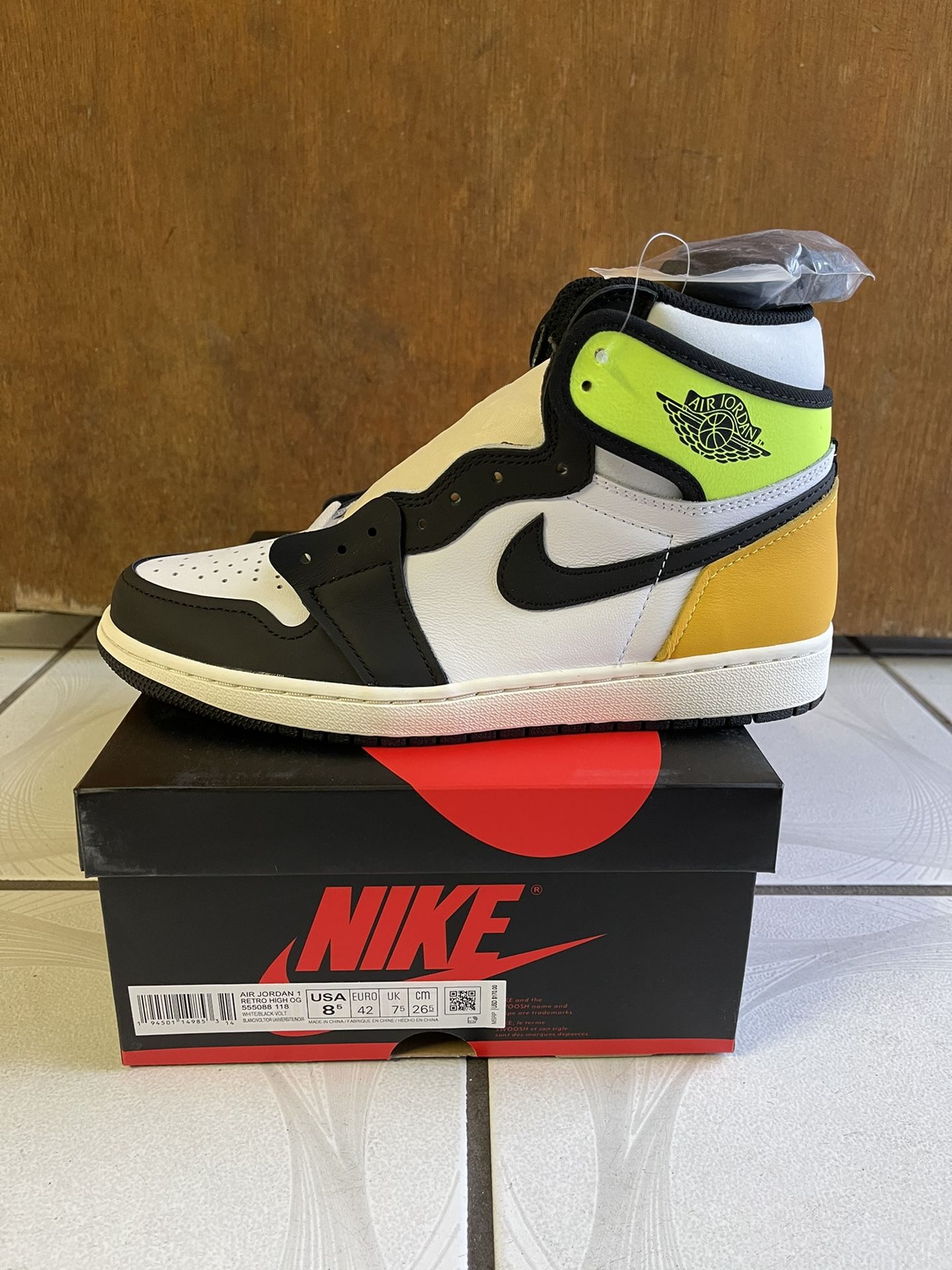 Jordan Retro High White Black Volt University Gold Brand new