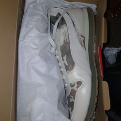 ** PUMA SNEAKERS ** SIZE 10.5