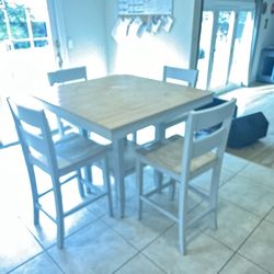 Kitchen/dining table