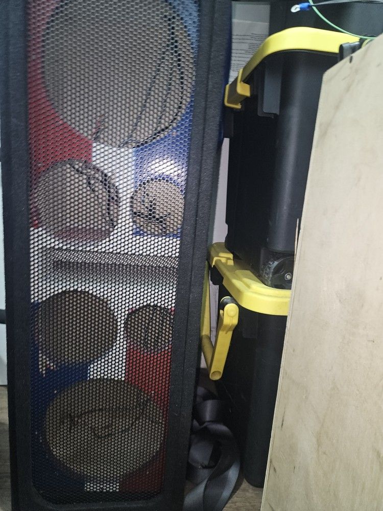 2 10 Inch Chuchero Box And 2 2 Inch Horn And 2 https://offerup.co/faYXKzQFnY?$deeplink_path=/redirect/ 700 Tweeters