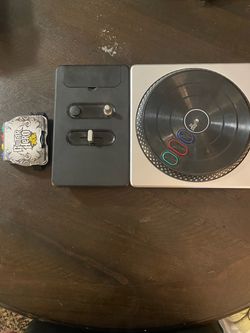 DJ Hero Turnable Controller with Guitar Hero on tour