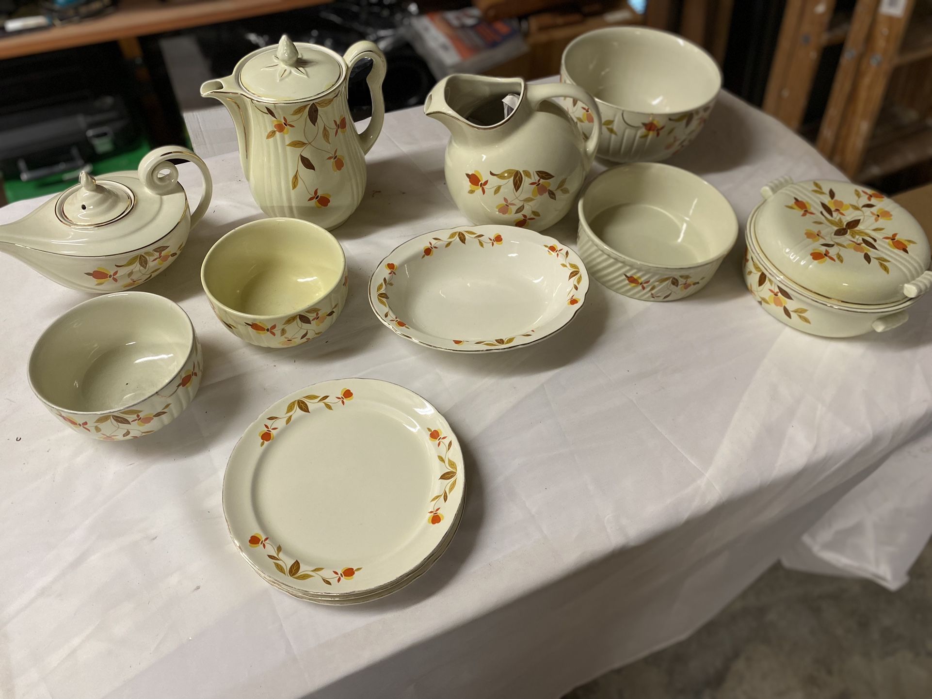 Hall’s Superior Dinnerware Set
