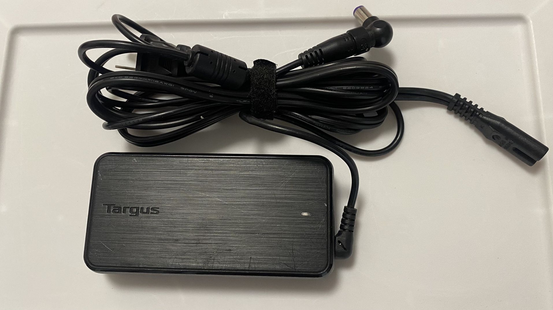 Targus 90W AC Semi-Slim Universal Laptop Charger APA90US