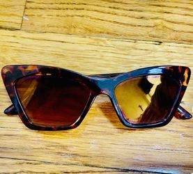 VINCE CAMUTO CAT EYE SUNGLASSES $20
