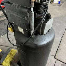 $25 ! Air Compressor Come Get It  Exc Condition - 2 Much Oil 