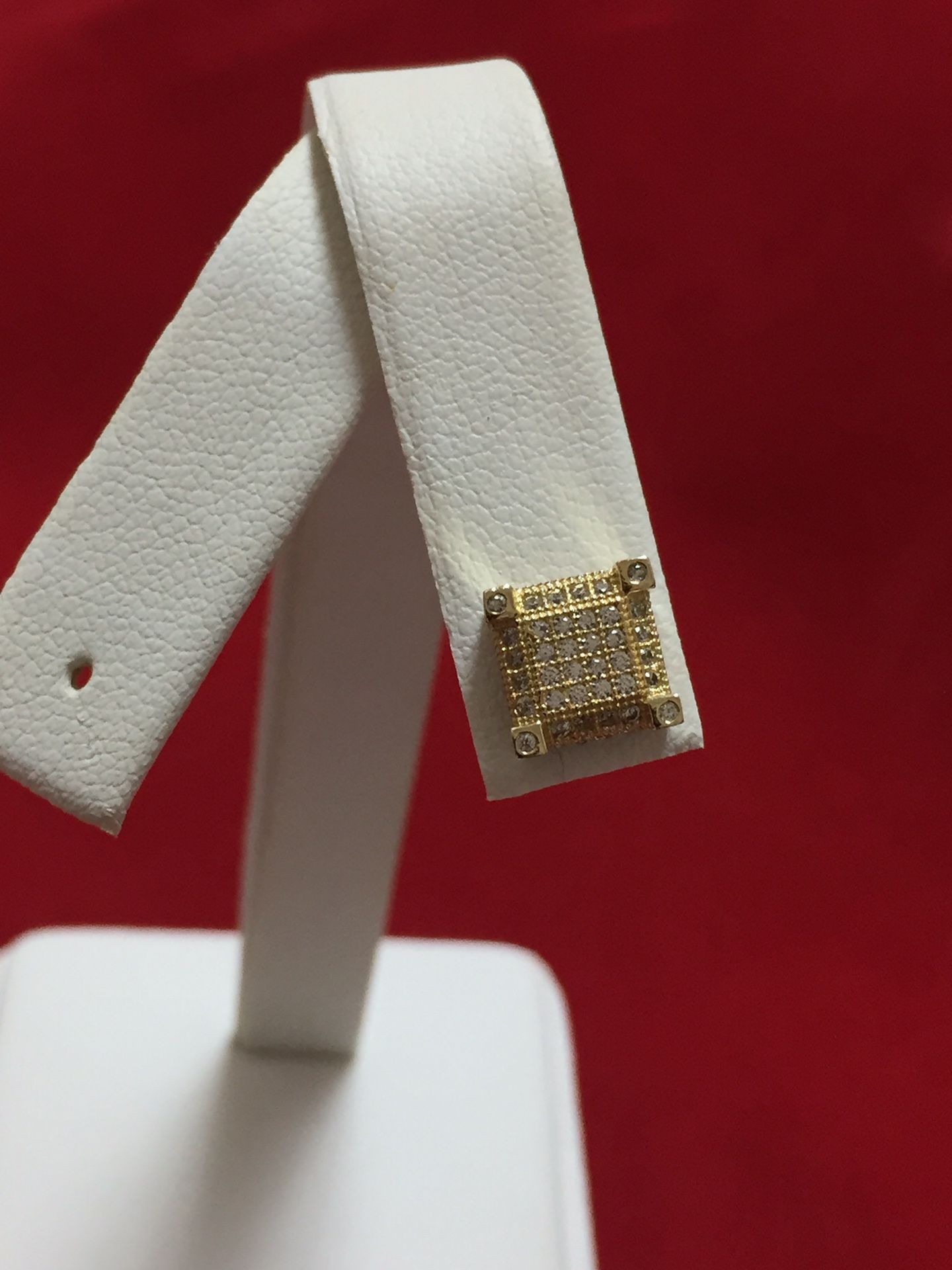 One 10KT Yellow Gold Diamond Earring