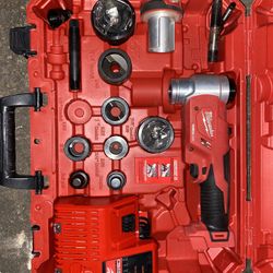 Milwaukee M18 6 Ton Knockout Tool