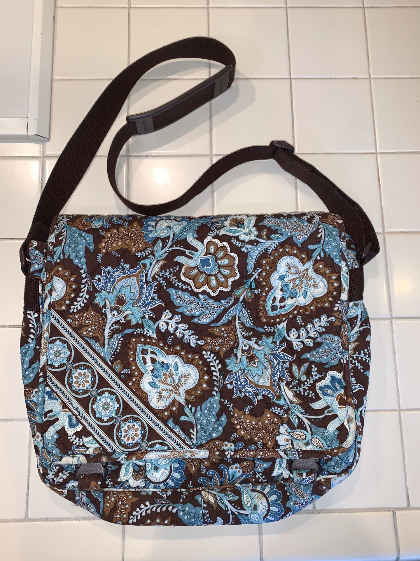 Like new Vera Bradley messenger bag, Java Blue pattern