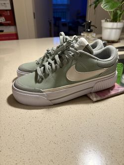 Nikes Size 9 Women’s